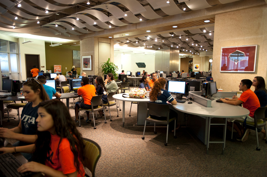 UTSA students in computer lab