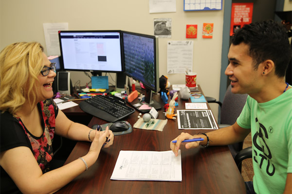 A student speaking to an advisor